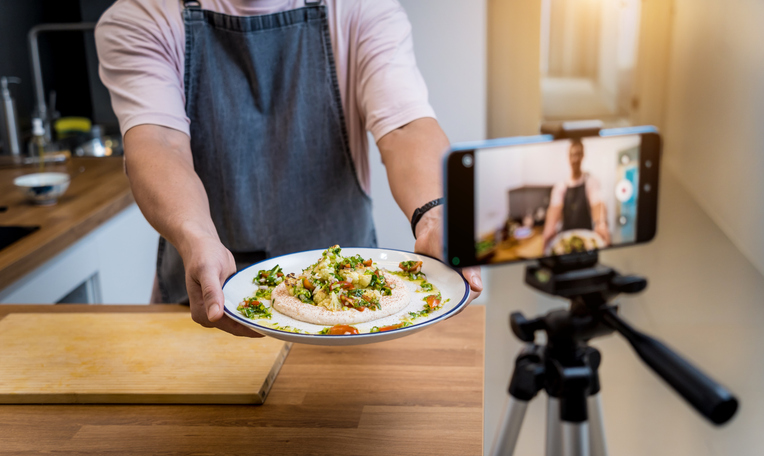 The chef is broadcasting live from workshop how to prepare a bean porridge with cauliflower.